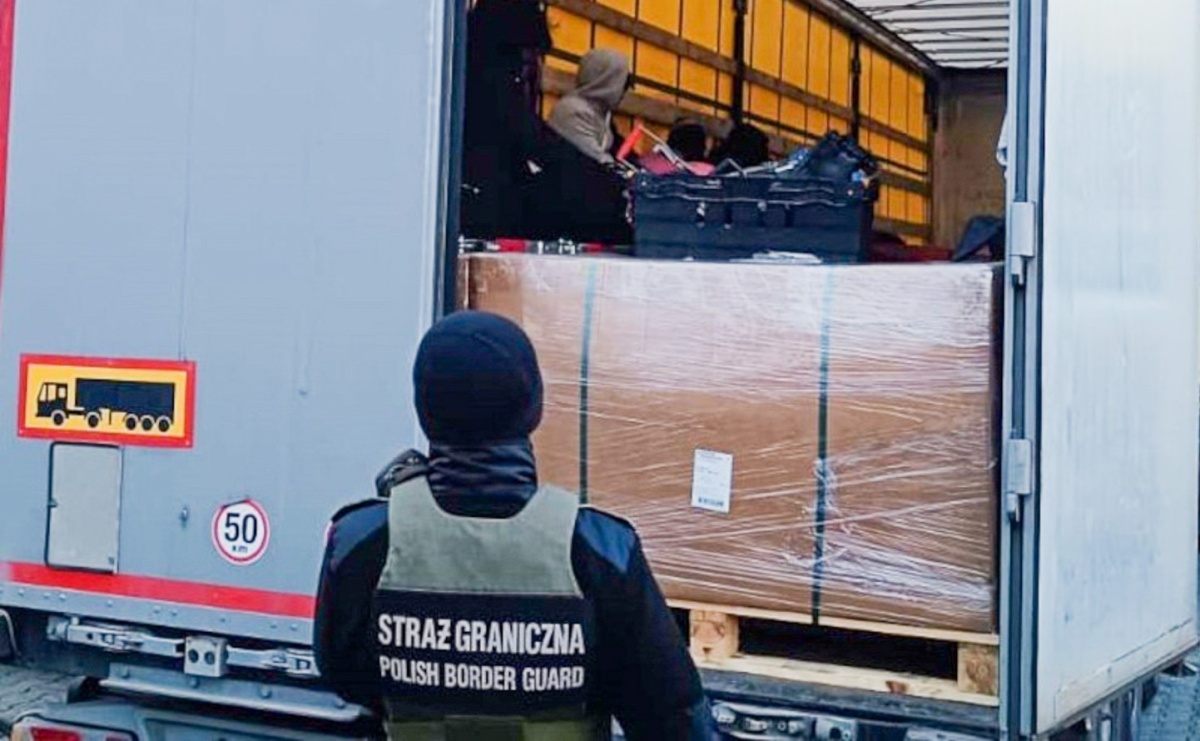 Nielegalni migranci ukryli się w ciężarówce - Serwis informacyjny z Raciborza - naszraciborz.pl