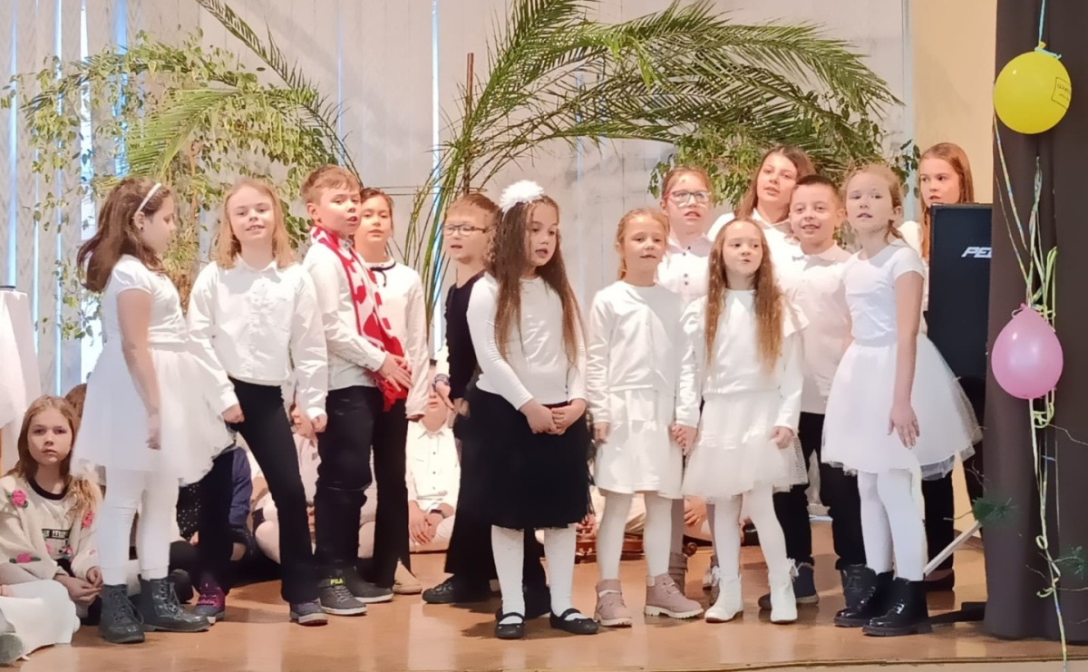 Święta w supermarkecie. Uczniowie 13-tki u św. Notburgi - Serwis informacyjny z Raciborza - naszraciborz.pl