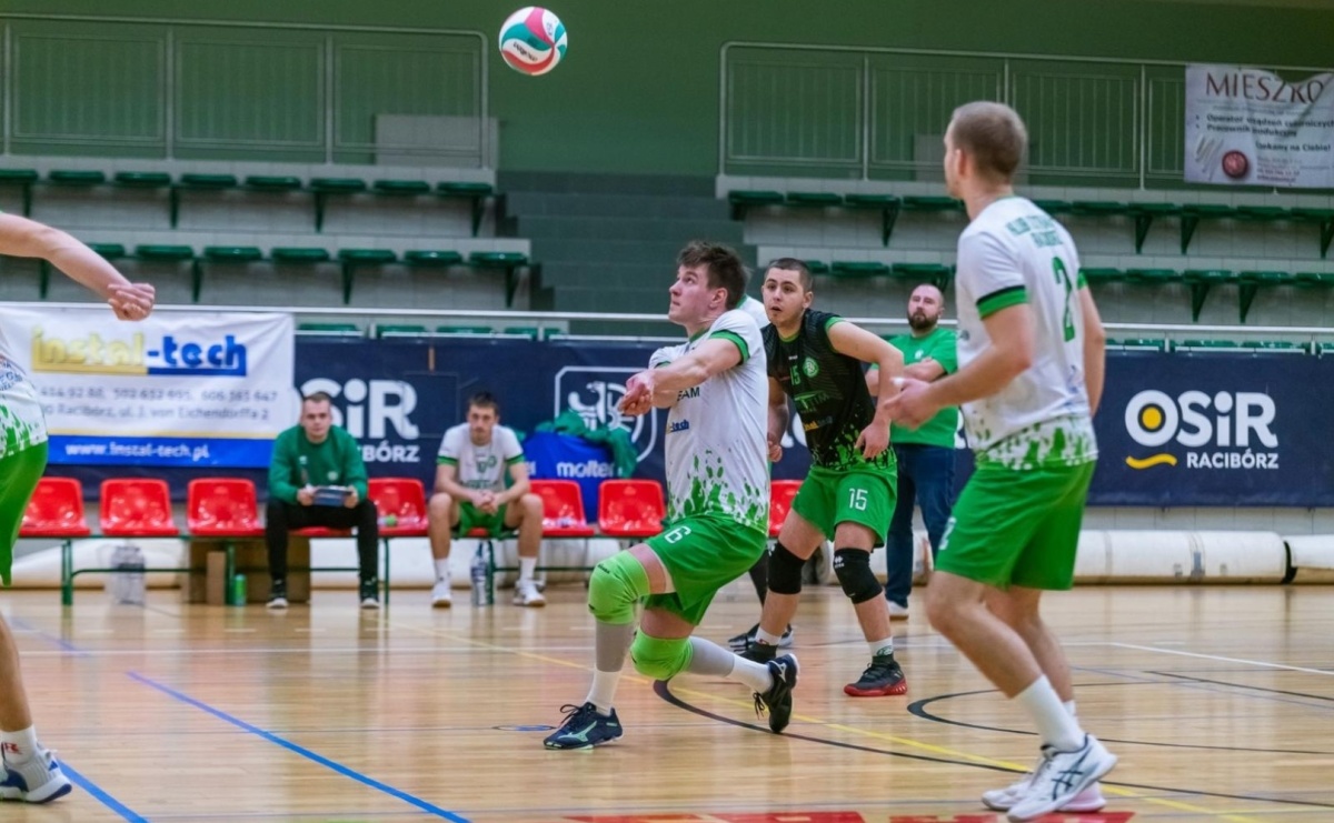 Choć liderowi się postawili, punktów nie zdobyli [FOTO i WIDEO] - Serwis informacyjny z Raciborza - naszraciborz.pl