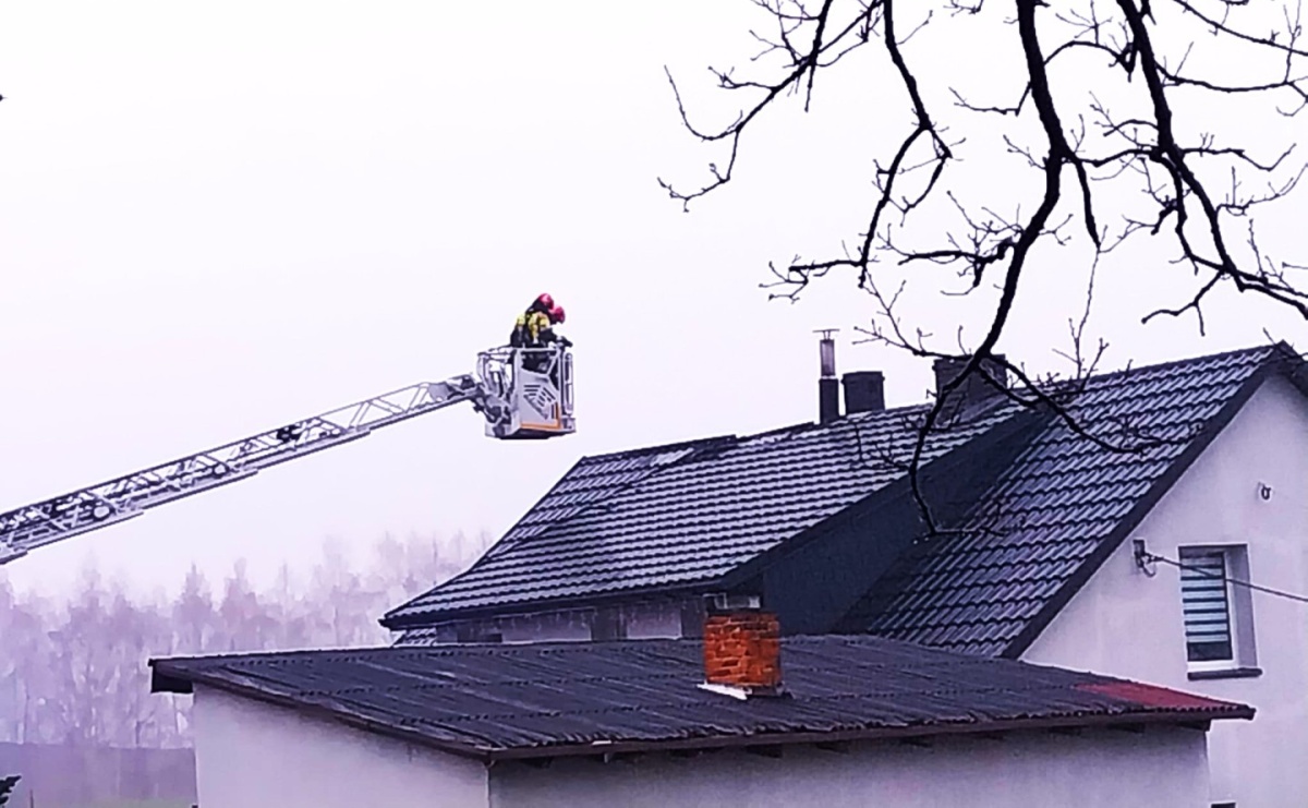 Spore straty w pożarze poddasza w Rzuchowie - Serwis informacyjny z Raciborza - naszraciborz.pl