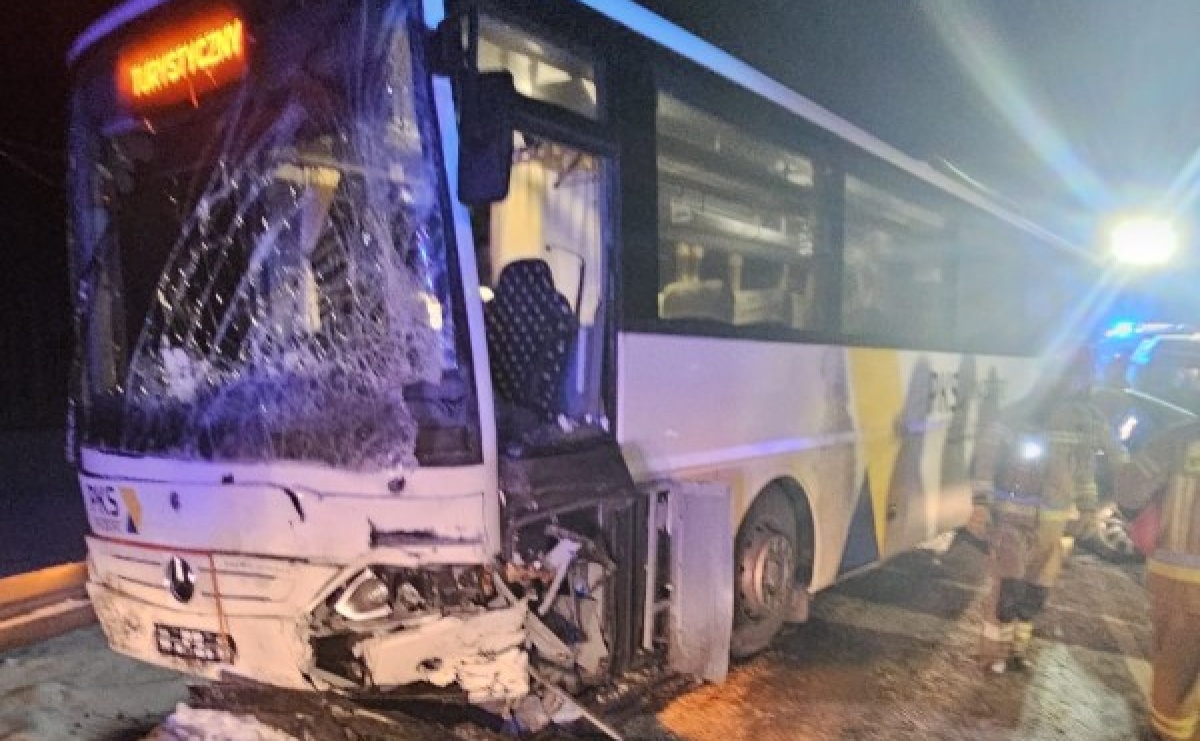 Zderzenie autobusu PKS i osobówki w Jankowicach. Pięć osób rannych - Serwis informacyjny z Raciborza - naszraciborz.pl
