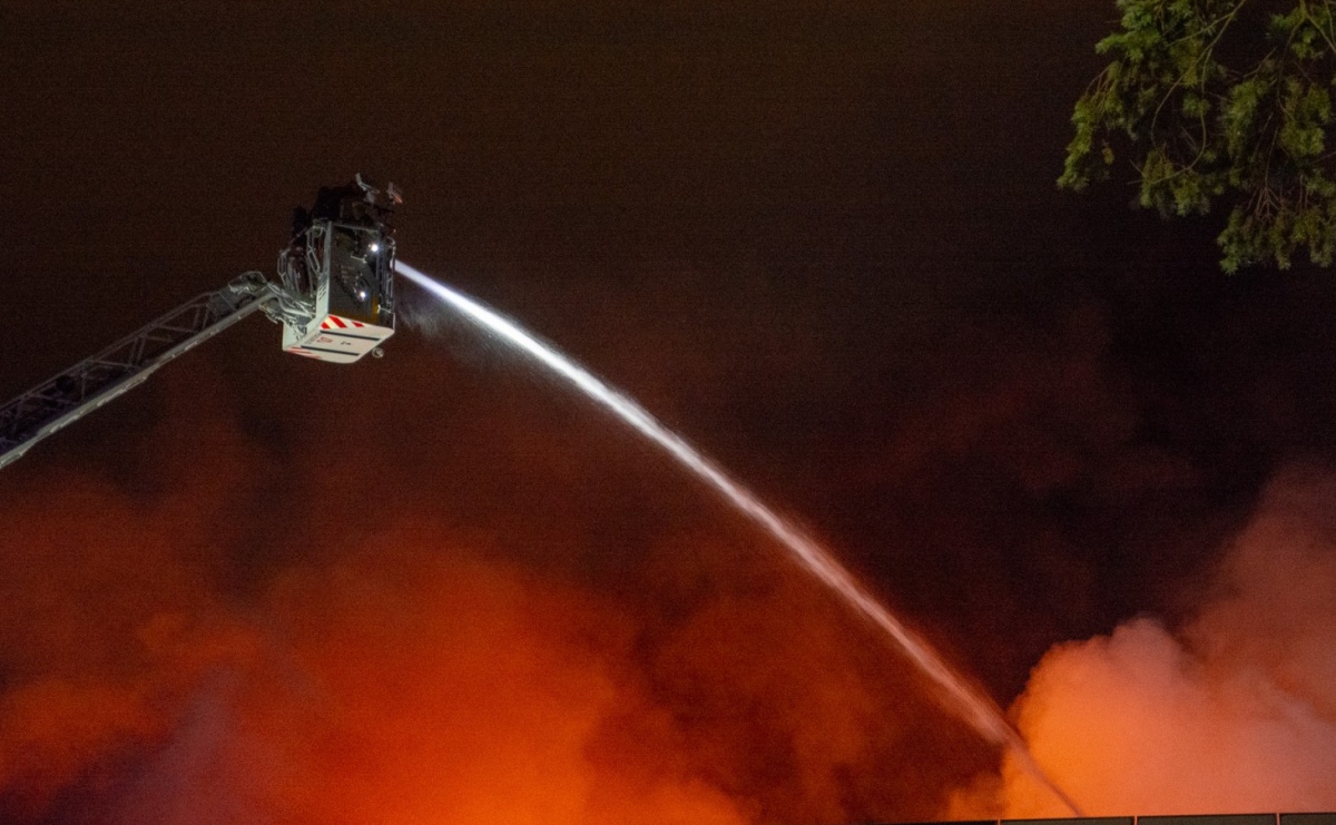 W nocy spłonęła hala przy Łąkowej. Straty liczone w milionach [FOTO i WIDEO] - Serwis informacyjny z Raciborza - naszraciborz.pl