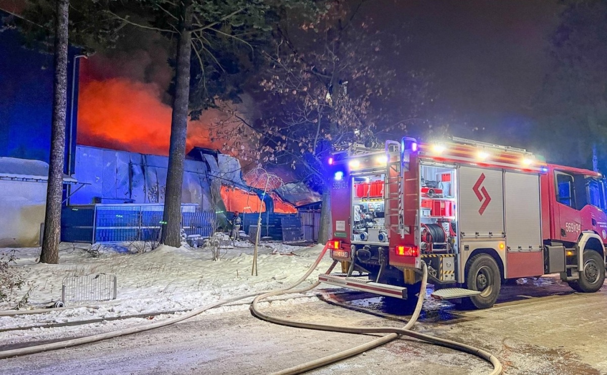 Raport 998. Wyciek przy Londzina. 13,5 mln złotych strat w pożarze hali przy Łąkowej - Serwis informacyjny z Raciborza - naszraciborz.pl