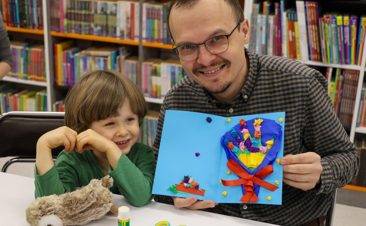 Laurki dla dziadków. Styczniowy Klub Ojca w książnicy za nami [FOTO] - Serwis informacyjny z Raciborza - naszraciborz.pl