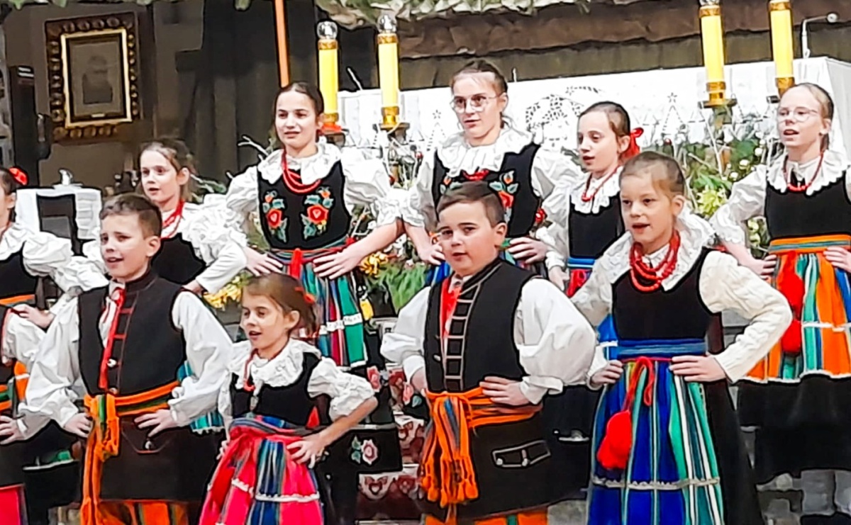 Mała Strzecha na XXXIII Kolędowaniu Górnośląskim w Bazylice Panewnickiej w Katowicach - Serwis informacyjny z Raciborza - naszraciborz.pl