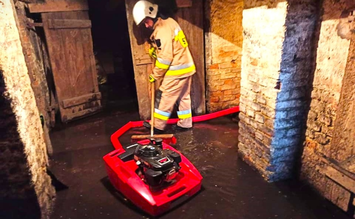 Zalana piwnica w Krowiarkach - Serwis informacyjny z Raciborza - naszraciborz.pl