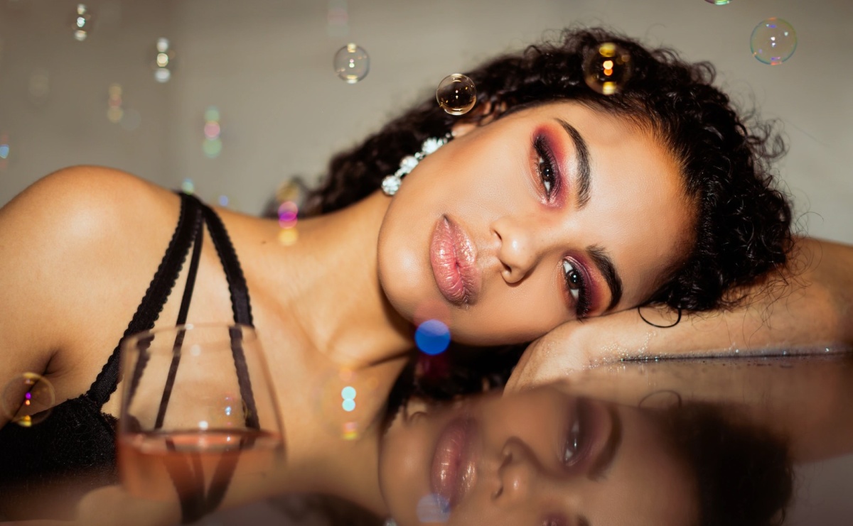 Makijaż karnawałowy z wykorzystaniem brokatu - Serwis informacyjny z Raciborza - naszraciborz.pl