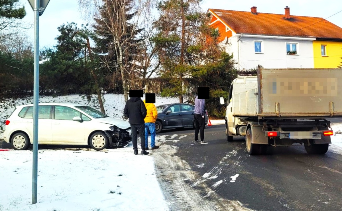 Volkswagen i opel zderzyły się w Pawłowie - Serwis informacyjny z Raciborza - naszraciborz.pl