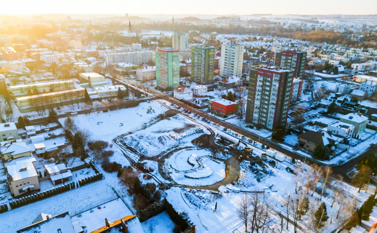 Trwa budowa trzeciej raciborskiej tężni. Zielone płuca Ostroga to pomysł radnego Kuligi [FILM Z DRONA] - Serwis informacyjny z Raciborza - naszraciborz.pl