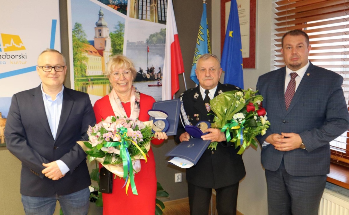 Zasłużeni dla powiatu odebrali medale - Serwis informacyjny z Raciborza - naszraciborz.pl