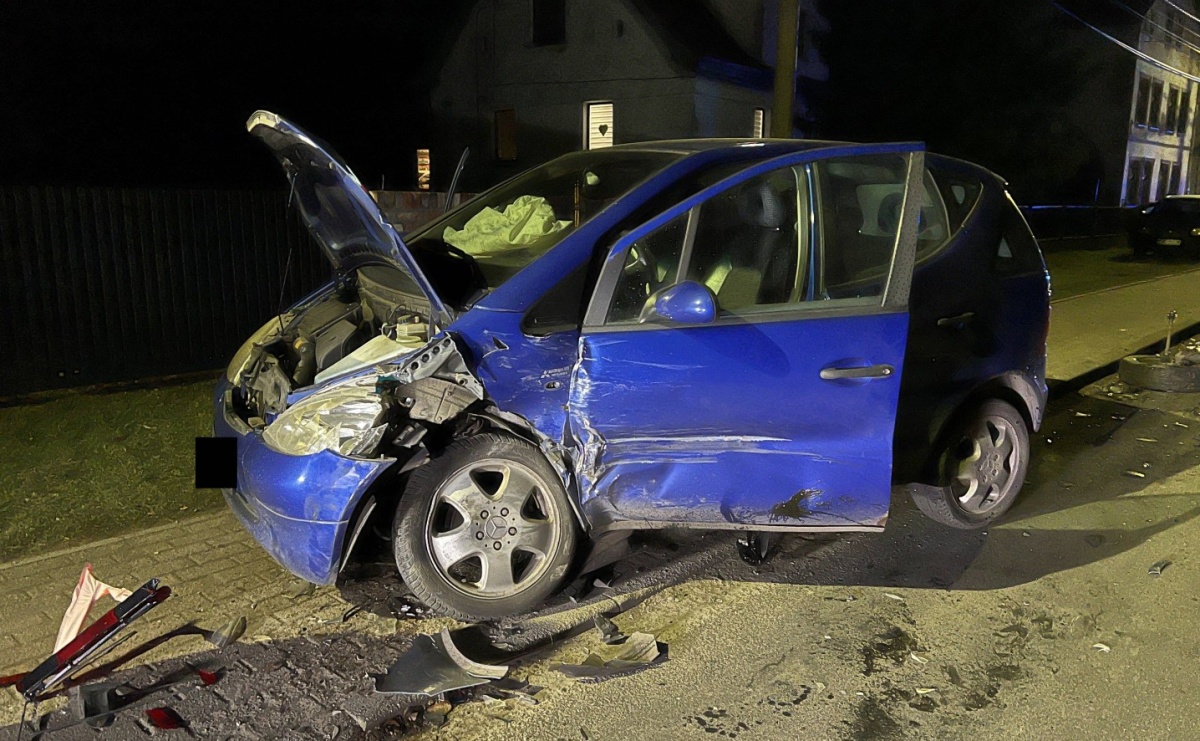 Czołowe zderzenie w Makowie. W jednym pojeździe wyrwało koło [FOTO] - Serwis informacyjny z Raciborza - naszraciborz.pl