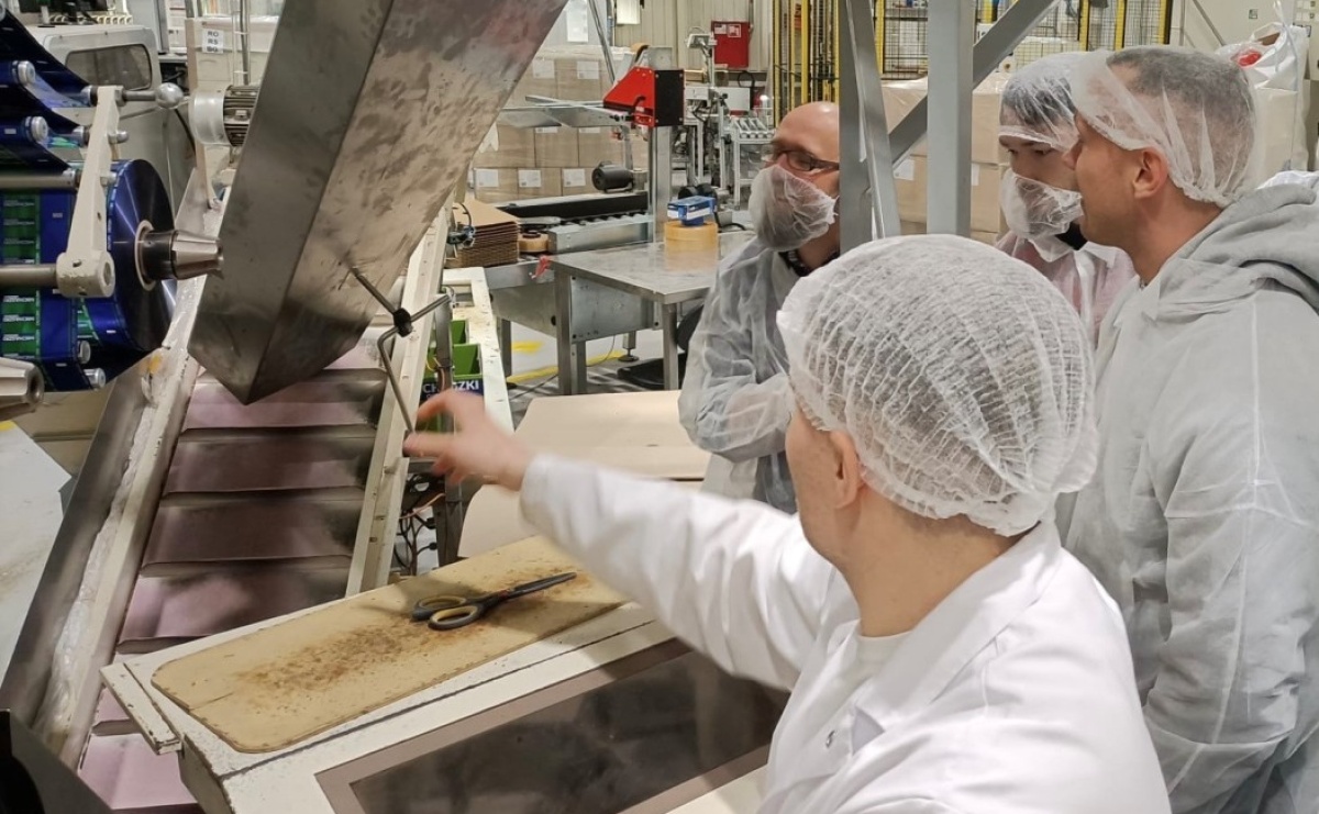 Studia poprzez praktykę. Studenci raciborskiej ANS poznają procesy produkcyjne - Serwis informacyjny z Raciborza - naszraciborz.pl