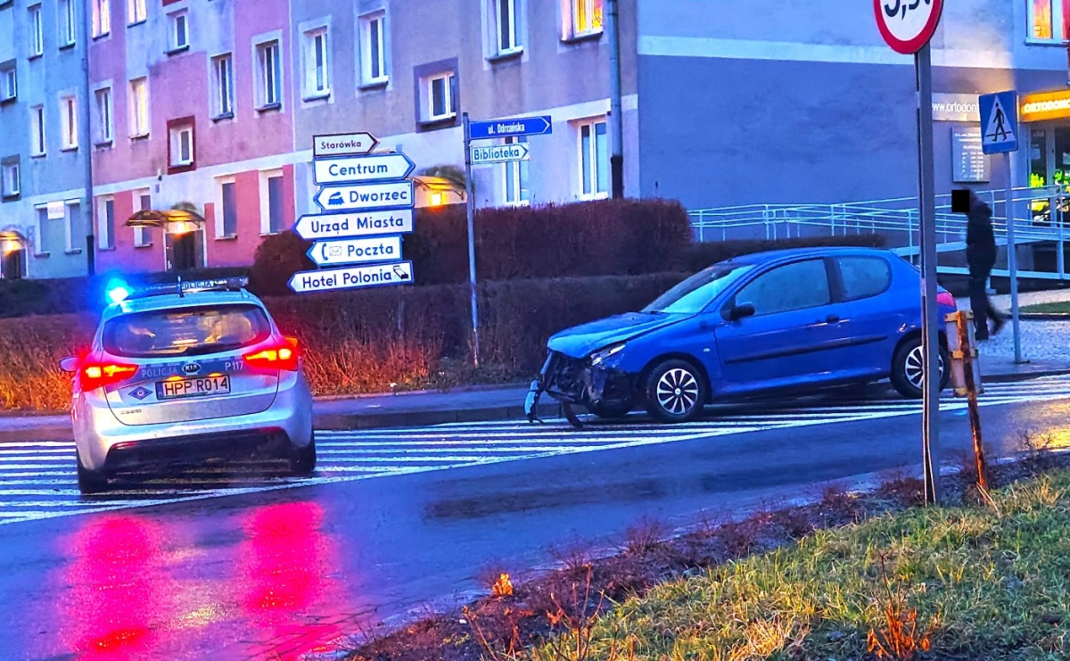 Peugeot i hyundai zderzyły się na rondzie im. Żołnierzy Niezłomnych - Serwis informacyjny z Raciborza - naszraciborz.pl