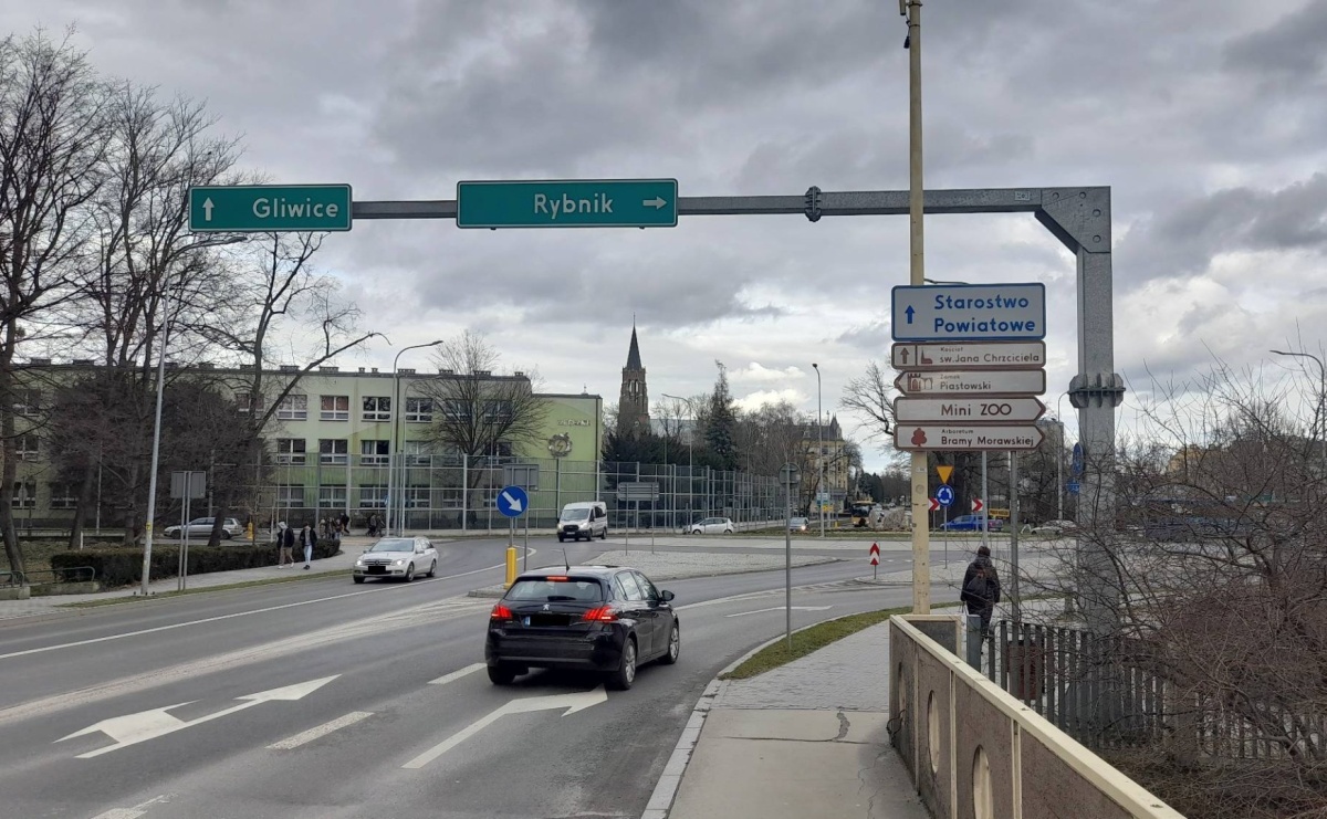 Ludzie listy piszą. Przy tym oznakowaniu kierowcy spoza Raciborza mogą się pogubić - Serwis informacyjny z Raciborza - naszraciborz.pl