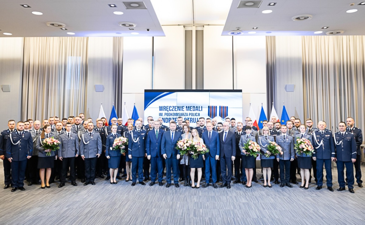 Policjant z Raciborza odebrał od ministra medal za bohaterstwo. Uratował 88-latka z pożaru - Serwis informacyjny z Raciborza - naszraciborz.pl