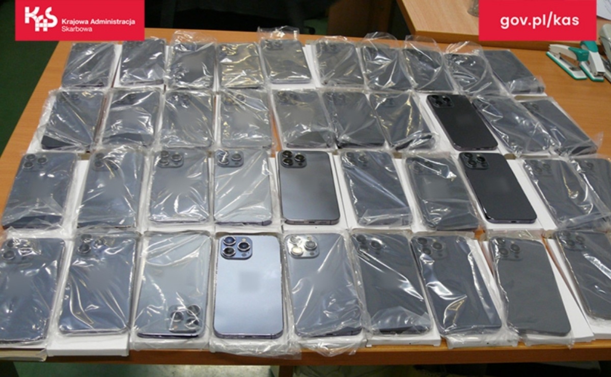 Atrapy telefonów komórkowych w przesyłce z Chin. Odbiorcy paczki grożą konsekwencje prawne - Serwis informacyjny z Raciborza - naszraciborz.pl