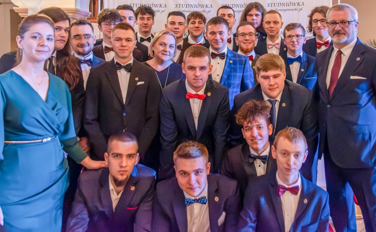 Czas zabawy minął. Zostały wspomnienia. Studniówka Mechanika - Serwis informacyjny z Raciborza - naszraciborz.pl