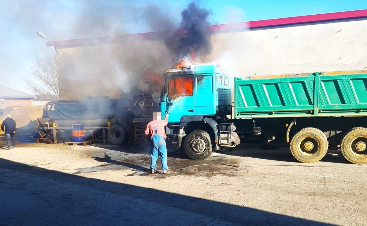 Ciężarówka w ogniu w Pawłowie - Serwis informacyjny z Raciborza - naszraciborz.pl