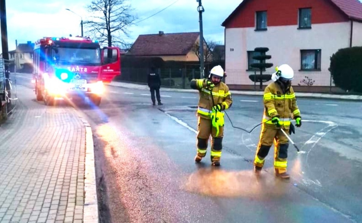 Raport 998. Zanieczyszczona jezdnia w Kuźni Raciborskiej - Serwis informacyjny z Raciborza - naszraciborz.pl
