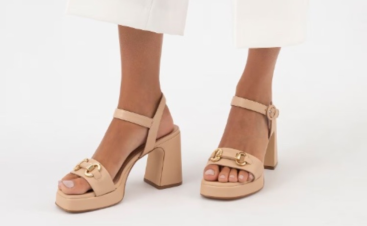 Jak stylowo nosić sandały na obcasie? Odkryj inspiracje od marki Wojas - Serwis informacyjny z Raciborza - naszraciborz.pl