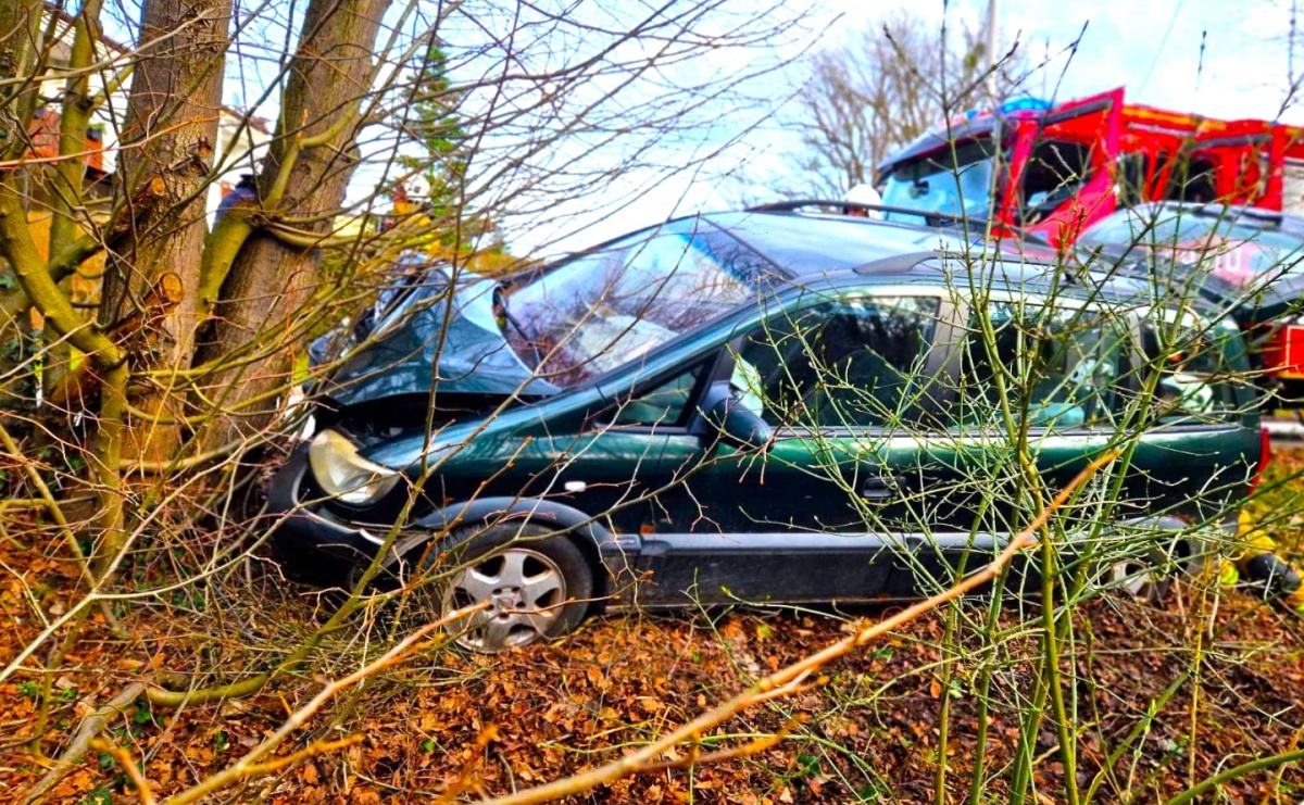 Opel zafira uderzył w drzewo w Rudach. 79-latek zasnął za kierownicą - Serwis informacyjny z Raciborza - naszraciborz.pl