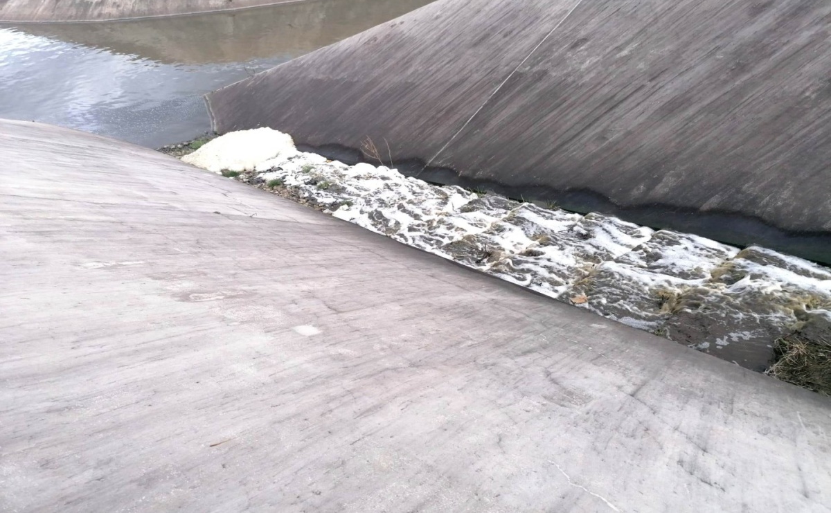 Nieznana substancja wpływała do Odry. Wędkarze oburzeni - Serwis informacyjny z Raciborza - naszraciborz.pl