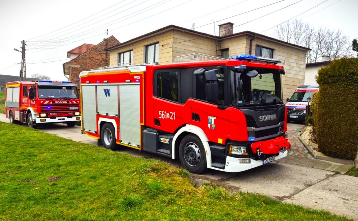 Raport 998. Strażacka pomoc w Brzeźnicy. Pochylone drzewo w Rudach - Serwis informacyjny z Raciborza - naszraciborz.pl