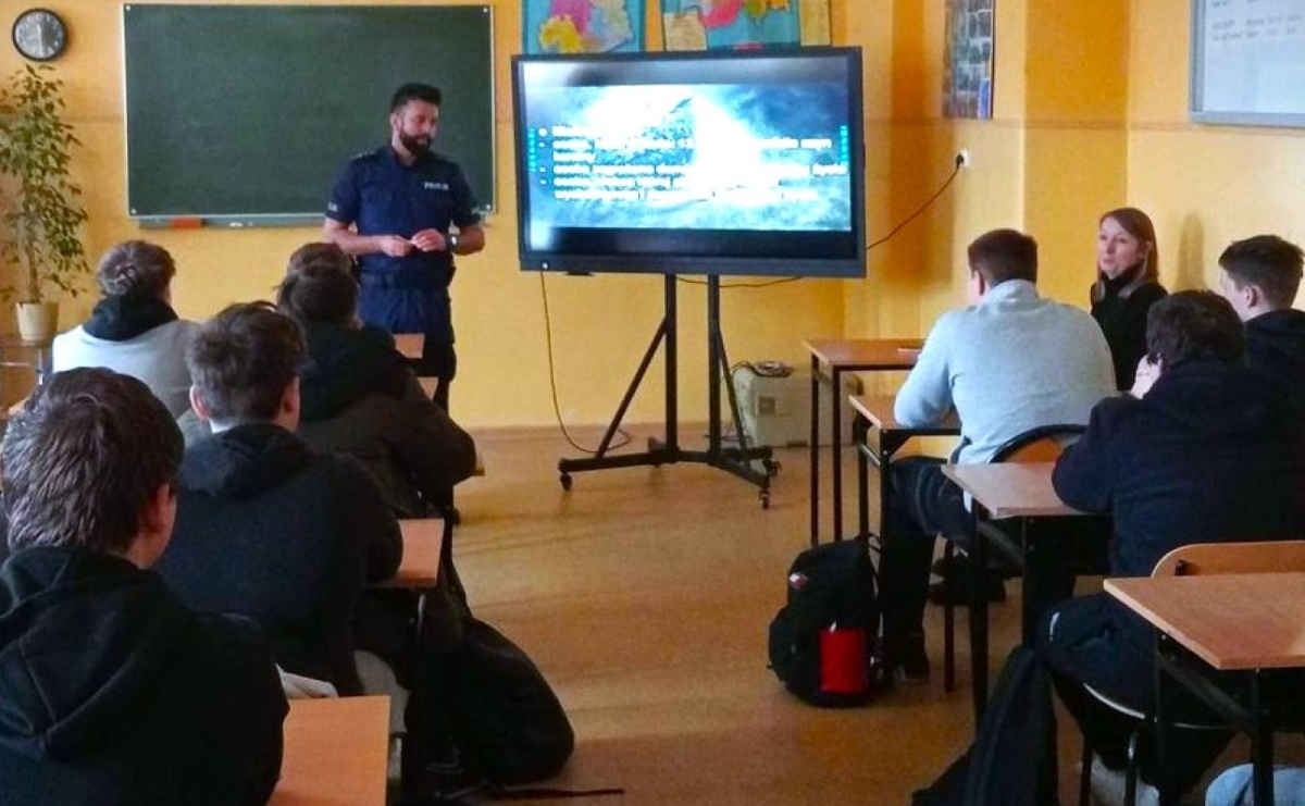 Policyjny profilaktyk na spotkaniu z młodzieżą - Serwis informacyjny z Raciborza - naszraciborz.pl