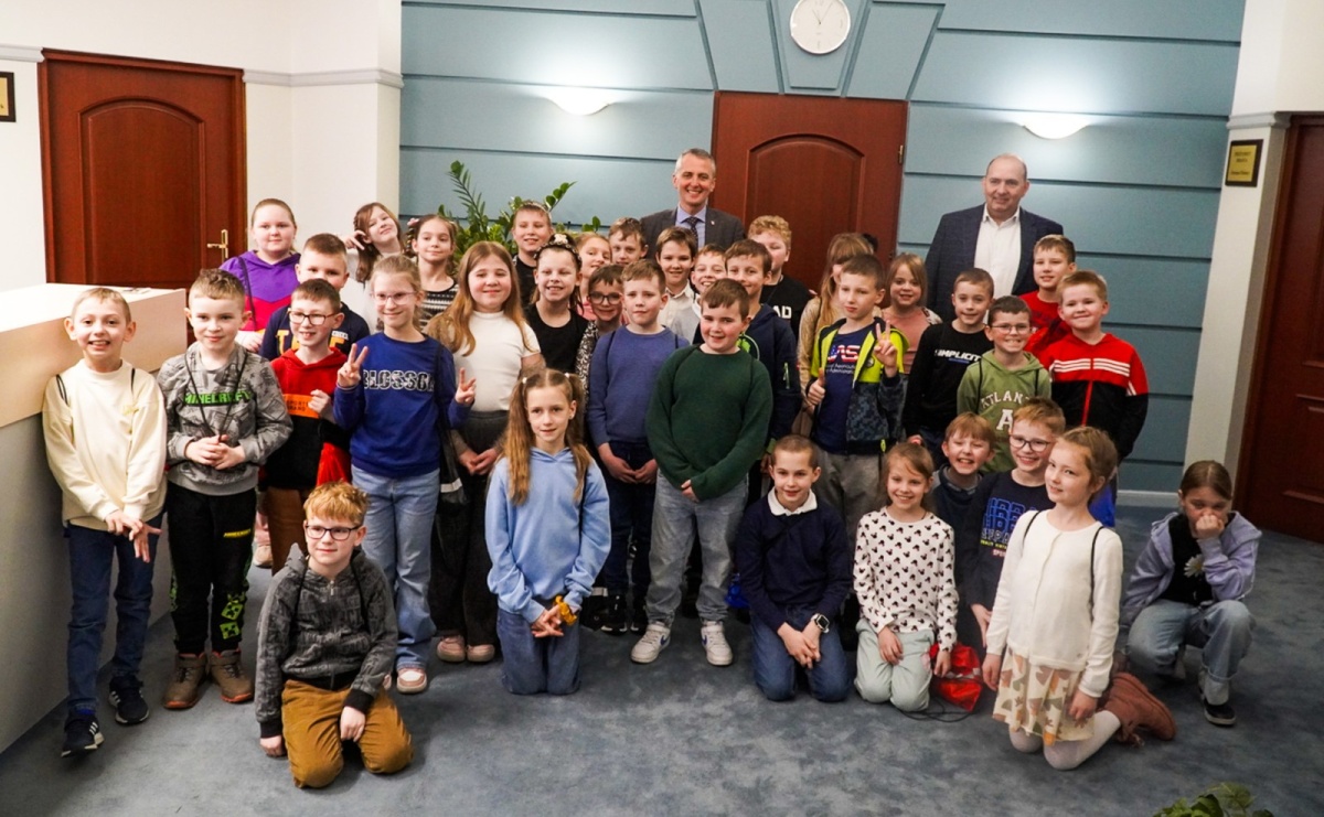 Dzieci z SP 15 wcieliły się w rolę radnych i prezydenta - Serwis informacyjny z Raciborza - naszraciborz.pl