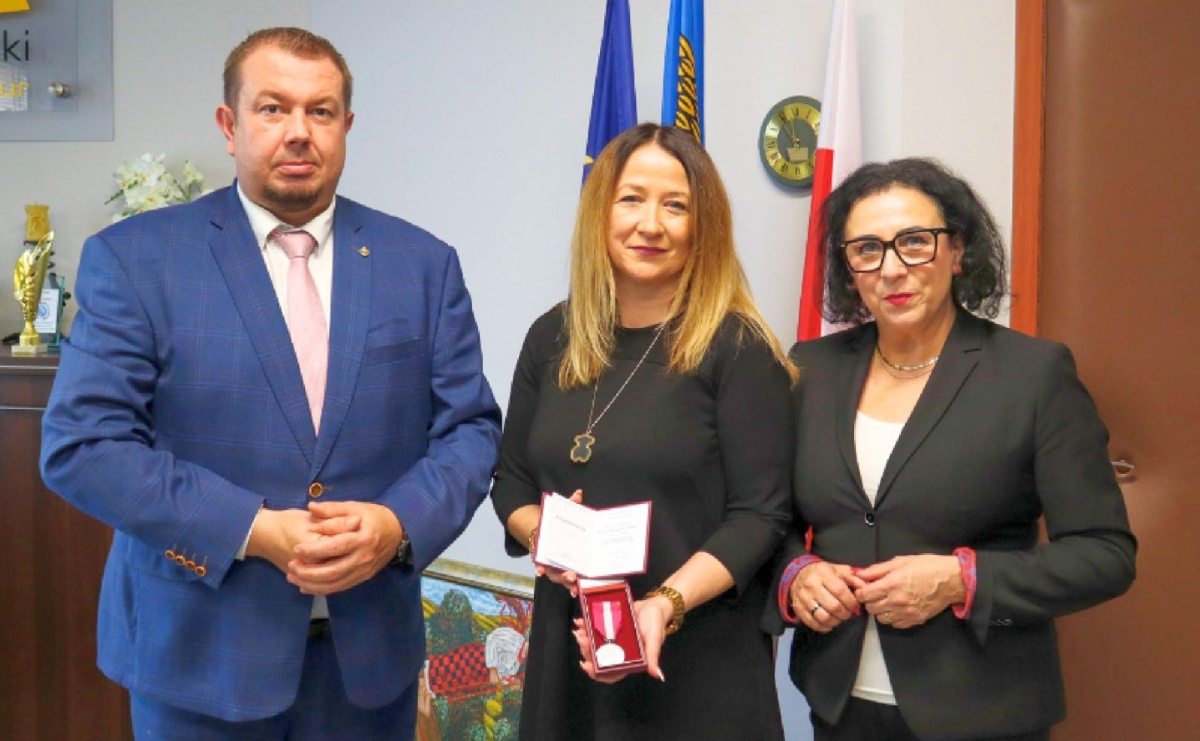 Medal Srebrny za Długoletnią Służbę dla Joanny Koczwary-Kozłowskiej - Serwis informacyjny z Raciborza - naszraciborz.pl