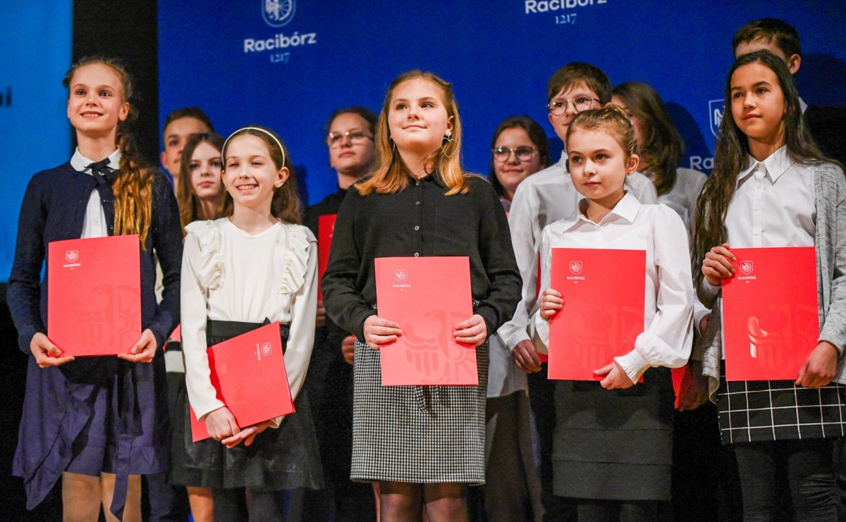 Prymusi raciborskich szkół odebrali stypendia od miasta [FOTO i WIDEO] - Serwis informacyjny z Raciborza - naszraciborz.pl