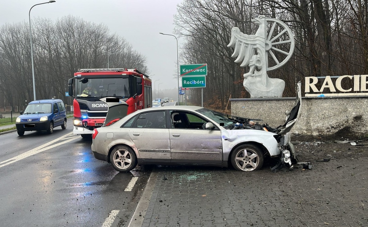Audi uderzyło w witacz na granicy Kornowaca i Raciborza [FOTO] - Serwis informacyjny z Raciborza - naszraciborz.pl