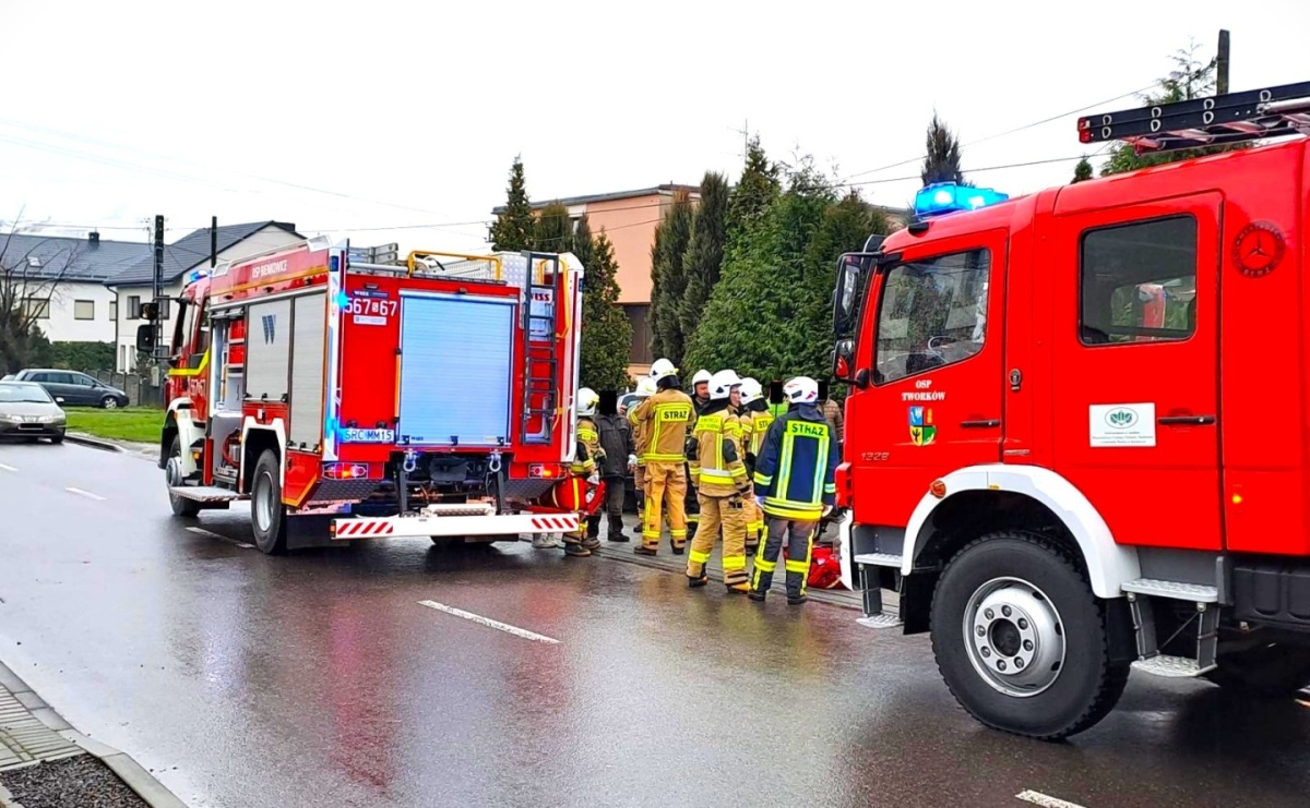 Osobowy opel i motorower zderzyły się w Bieńkowicach [FOTO] - Serwis informacyjny z Raciborza - naszraciborz.pl