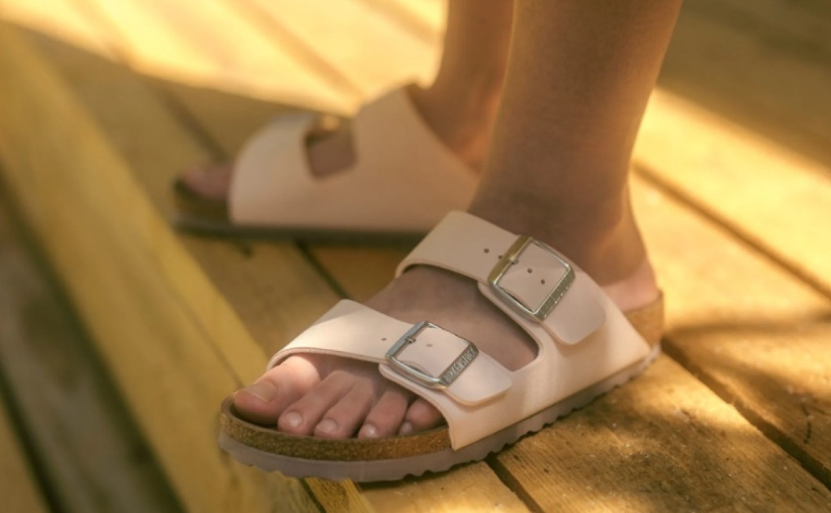 Krok w stronę komfortu. Damskie klapki Birkenstock na lato - Serwis informacyjny z Raciborza - naszraciborz.pl