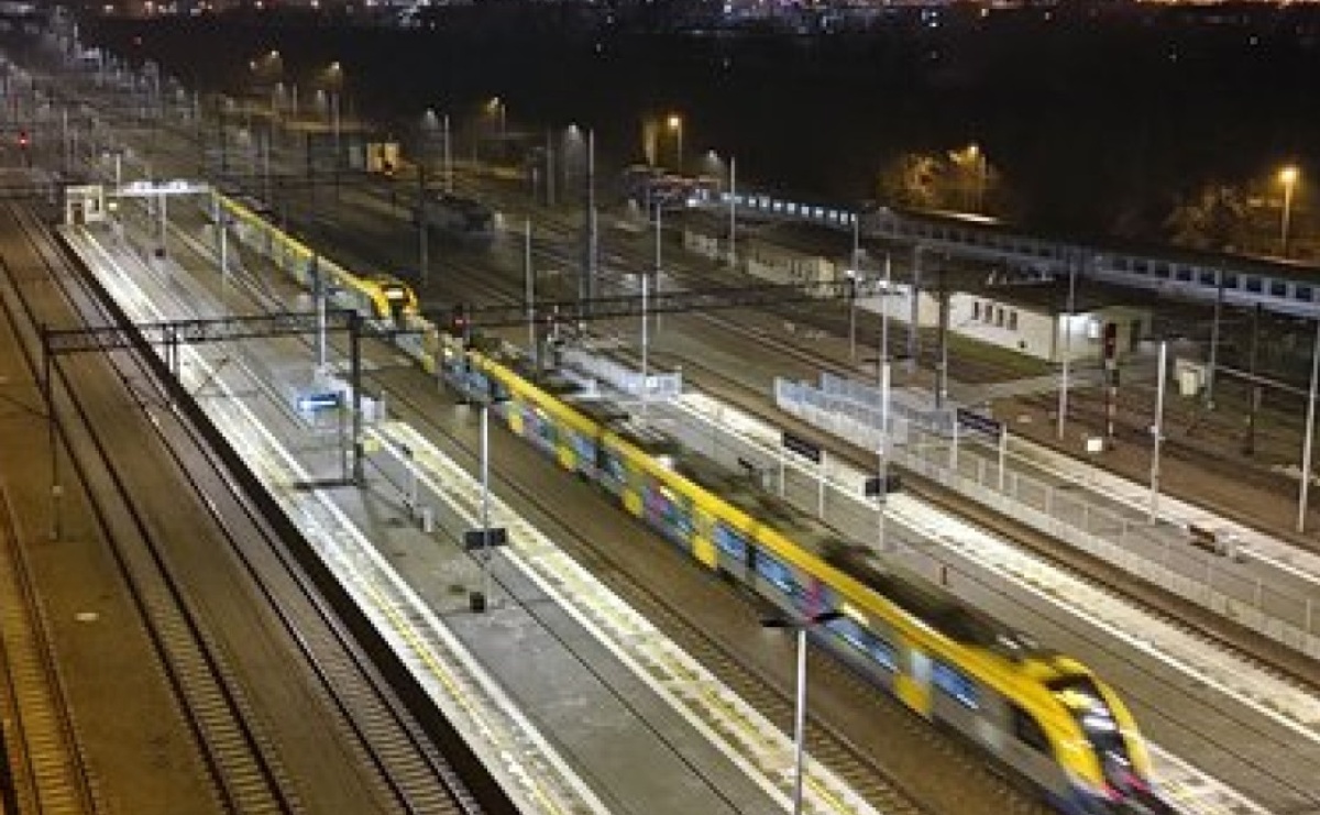Bezpieczniej i jaśniej na peronach: ponad 62 tysiące lamp LED na kolei  - Serwis informacyjny z Raciborza - naszraciborz.pl