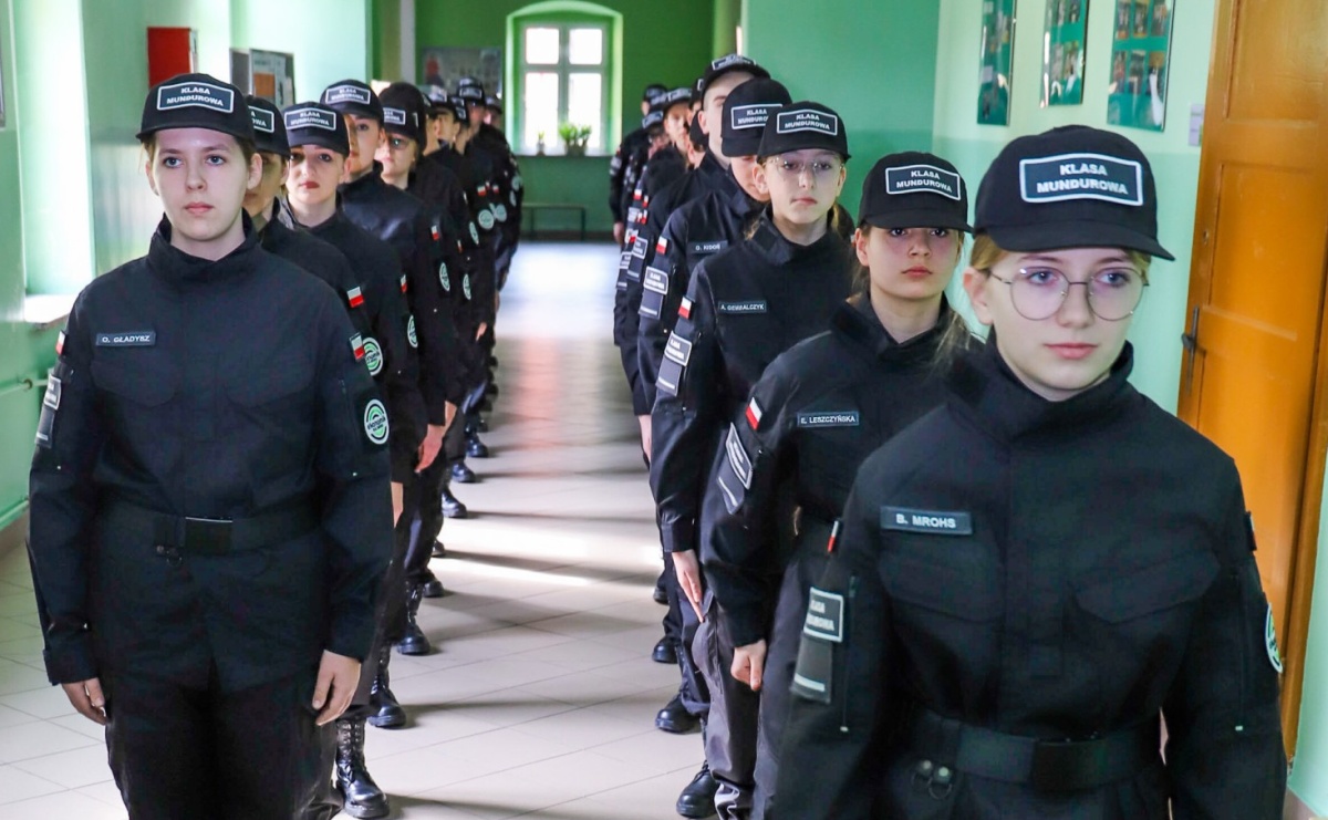 W murach Ekonomika odbyło się ślubowanie klasy mundurowej - Serwis informacyjny z Raciborza - naszraciborz.pl