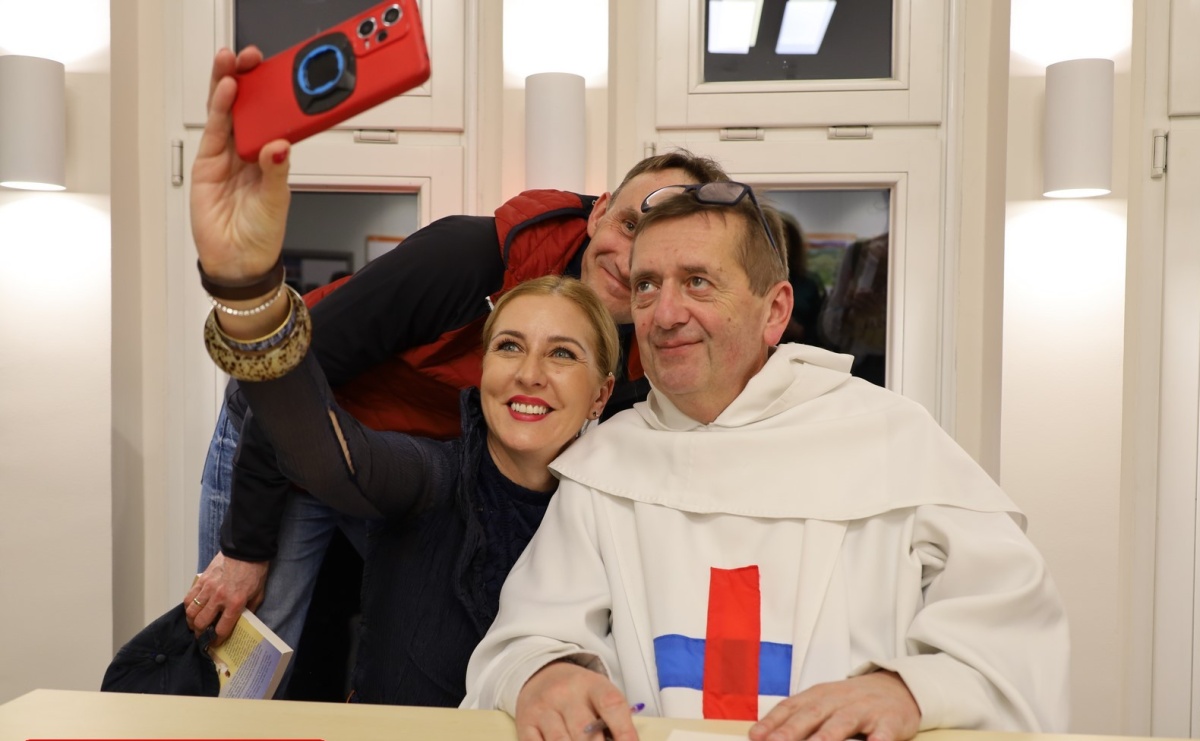 Dio e molto matematico. Tłumy na spotkaniu z ojcem Augustynem Lewandowskim w  bibliotece - Serwis informacyjny z Raciborza - naszraciborz.pl