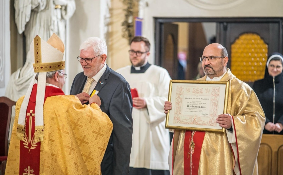 Niecodzienna uroczystość w Krzanowicach. Hans Stein otrzymał Krzyż Pro Ecclesia et Pontifice - Serwis informacyjny z Raciborza - naszraciborz.pl