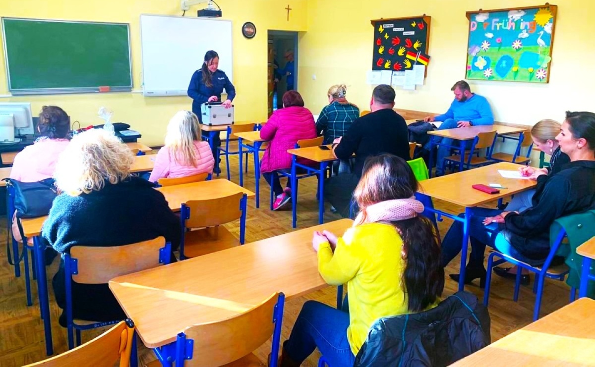 Policjantka spotkała się z rodzicami uczniów bieńkowickiej szkoły - Serwis informacyjny z Raciborza - naszraciborz.pl