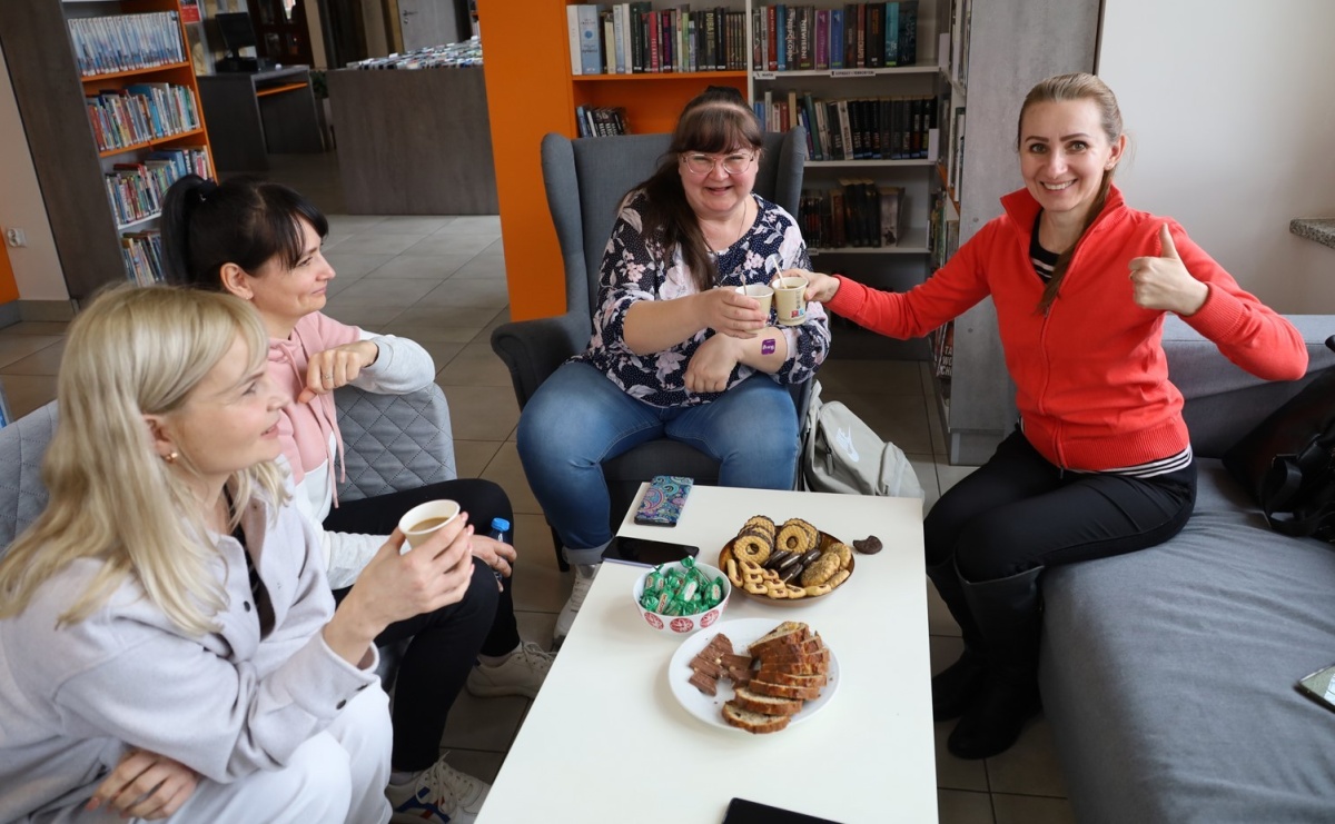 Porozmawiajmy o poezji. Za nami kolejne spotkanie Kafejki Językowej w bibliotece - Serwis informacyjny z Raciborza - naszraciborz.pl