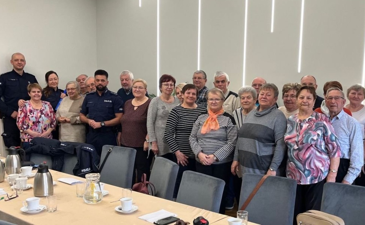 Policjanci debatowali z seniorami w Borucinie - Serwis informacyjny z Raciborza - naszraciborz.pl
