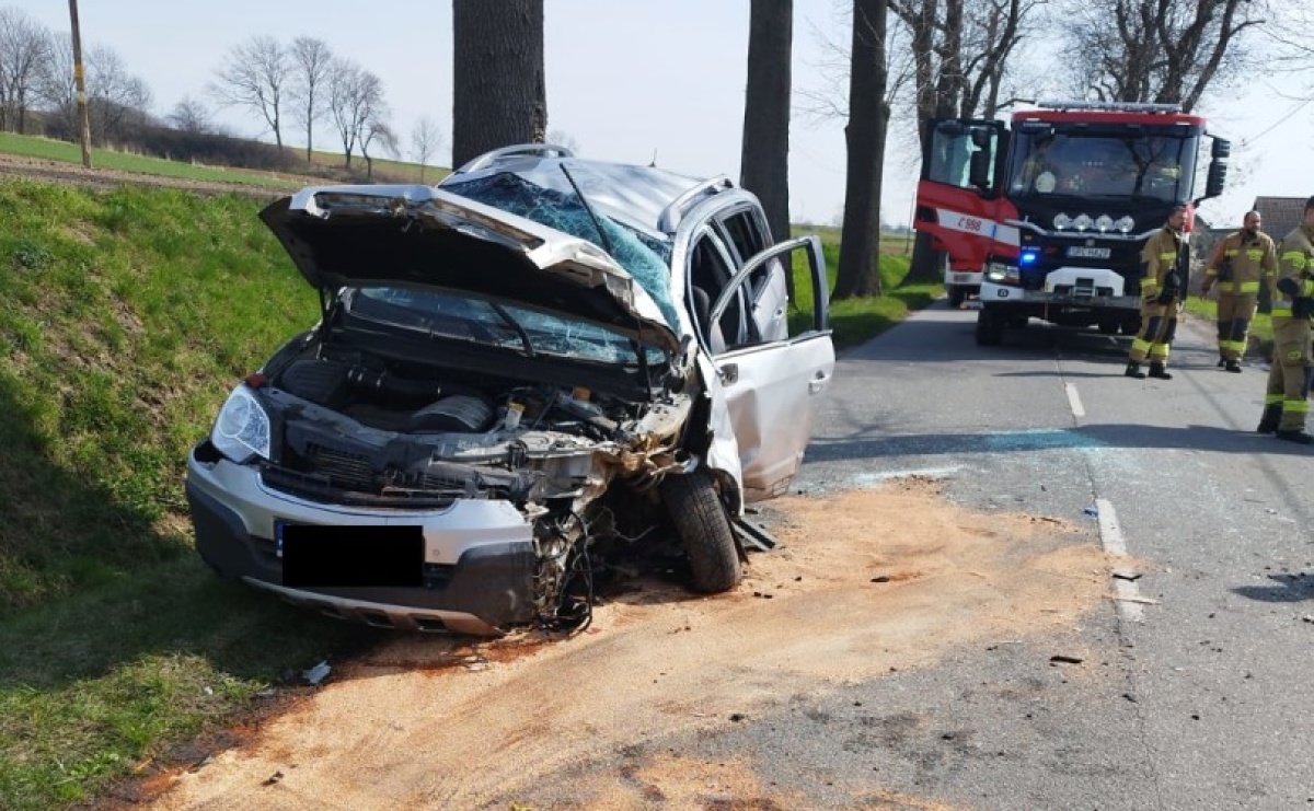 Opel uderzył w drzewo w Makowie [FOTO] - Serwis informacyjny z Raciborza - naszraciborz.pl