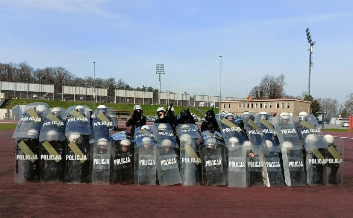 Policjanci z Raciborza ćwiczyli na rybnickim stadionie - Serwis informacyjny z Raciborza - naszraciborz.pl