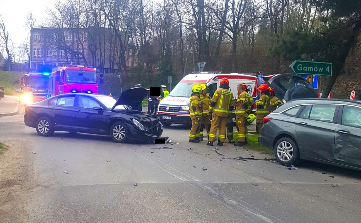 Passat i opel astra zderzyły się w Pawłowie [FOTO] - Serwis informacyjny z Raciborza - naszraciborz.pl