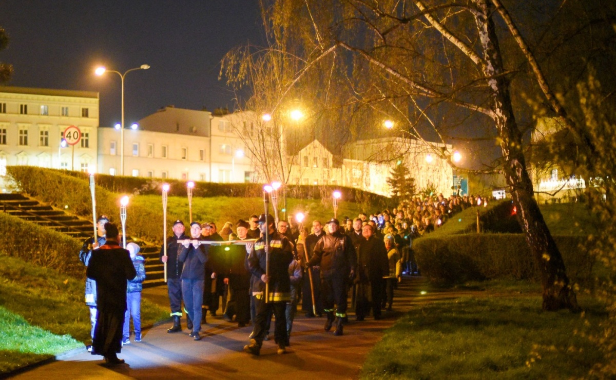 Droga krzyżowa ulicami Raciborza [FOTO i WIDEO] - Serwis informacyjny z Raciborza - naszraciborz.pl
