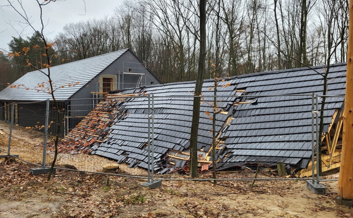 Runęła niedokończona wiata na terenie zagrody żubrów w Brzeziu - Serwis informacyjny z Raciborza - naszraciborz.pl