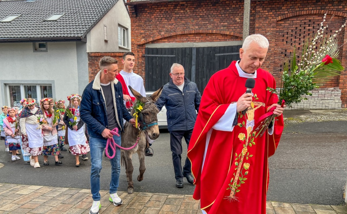 Niedziela Palmowa. W Kościele katolickim rozpoczyna się Wielki Tydzień, w Brzeziu procesja - Serwis informacyjny z Raciborza - naszraciborz.pl