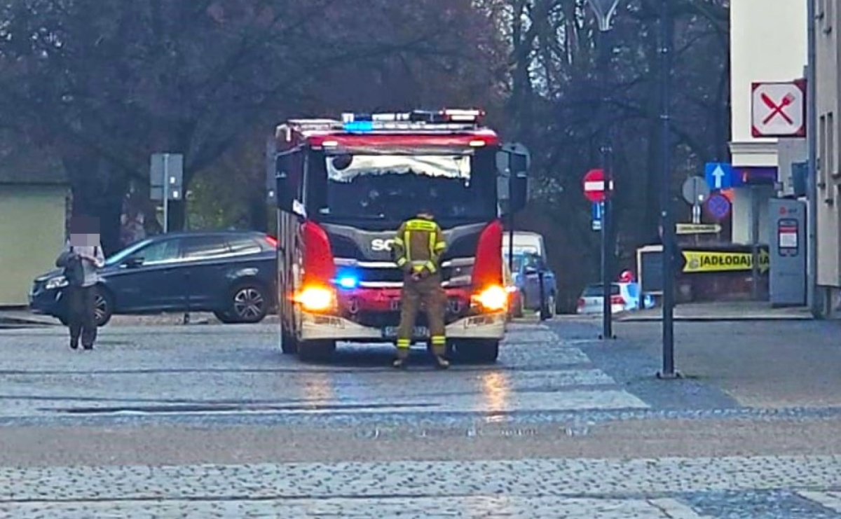 Strażacy w akcji na placu Dominikańskim. Mężczyzna potrzebował pomocy - Serwis informacyjny z Raciborza - naszraciborz.pl