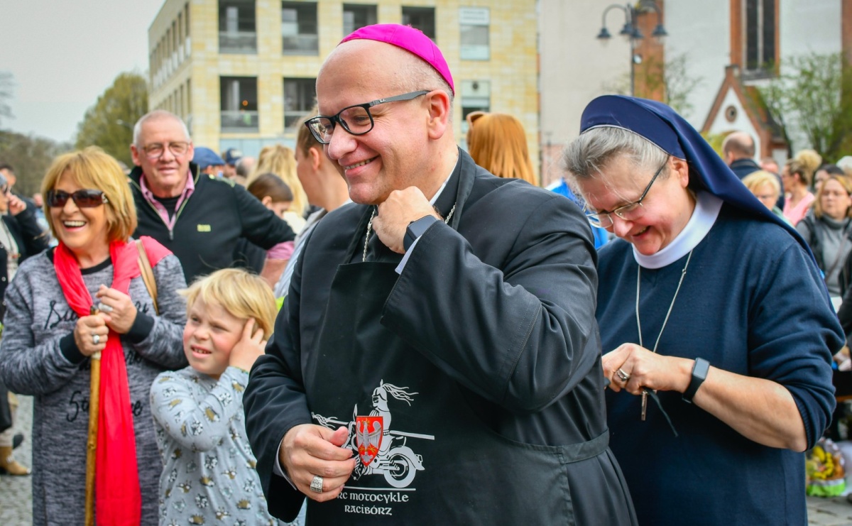Biskup święcił i częstował. Śniadanie wielkanocne na Rynku [FOTO i WIDEO] - Serwis informacyjny z Raciborza - naszraciborz.pl