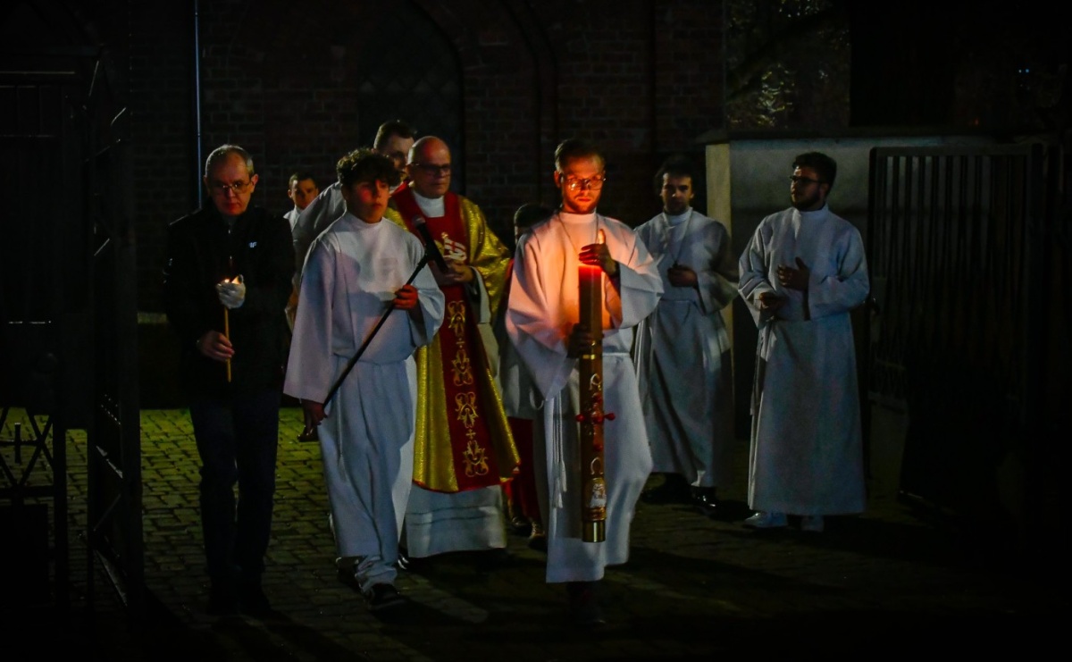 Ja jestem światłością świata! Wigilia paschalna w raciborskiej farze - Serwis informacyjny z Raciborza - naszraciborz.pl